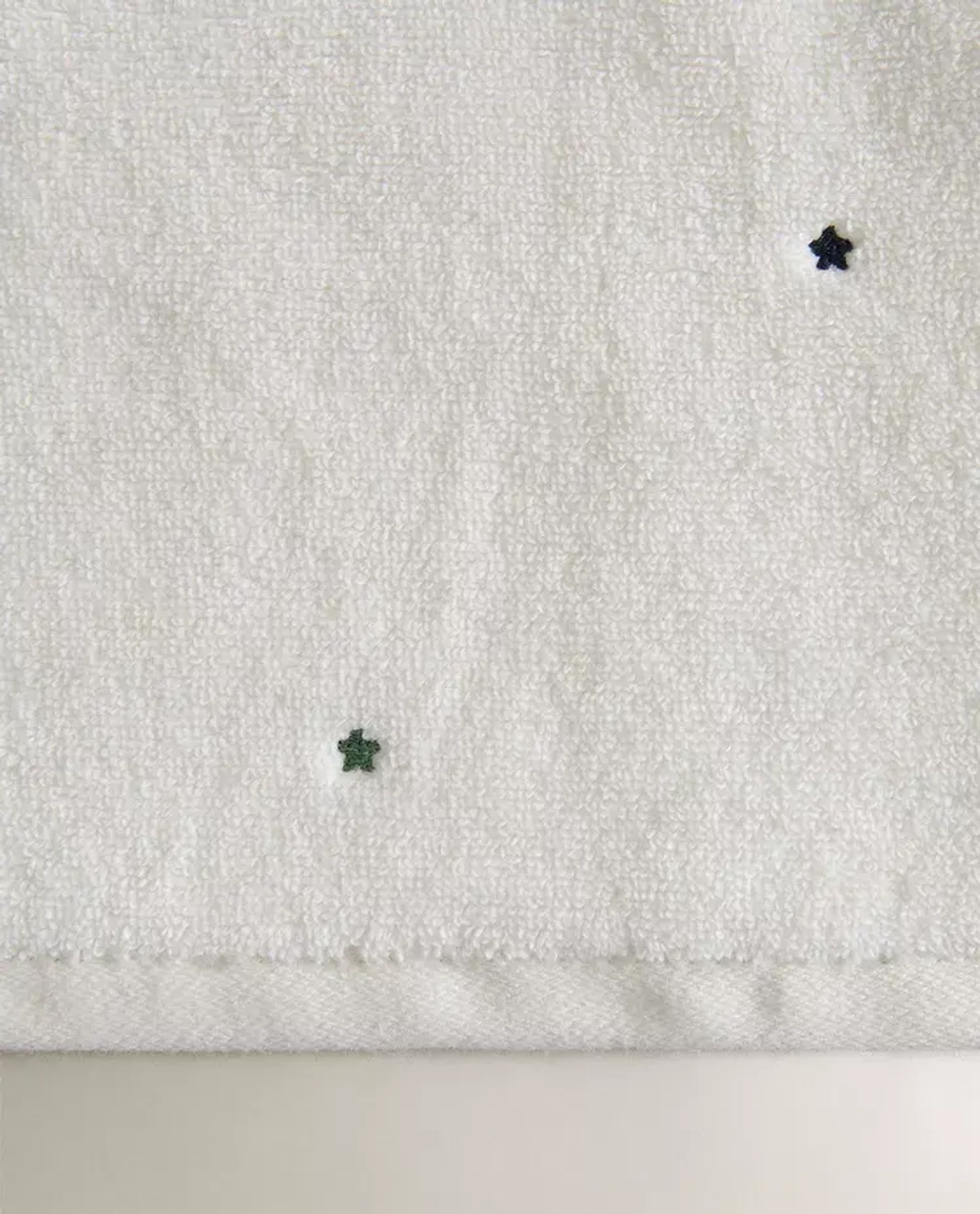 ZARA HOME ДЕТСКОЕ КУПАЛЬНОЕ ПОЛОТЕНЦЕ С ВЫШИВКОЙ «ЗВЕЗДЫ», ЖЕЛТОВАТО-БЕЛЫЙ