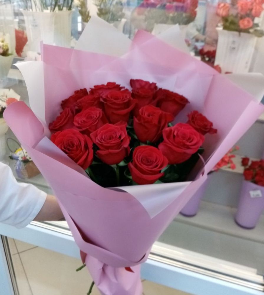 15 красных роз в упаковке