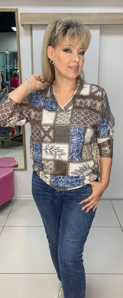 Джемпер с легким блеском и красивым принтом