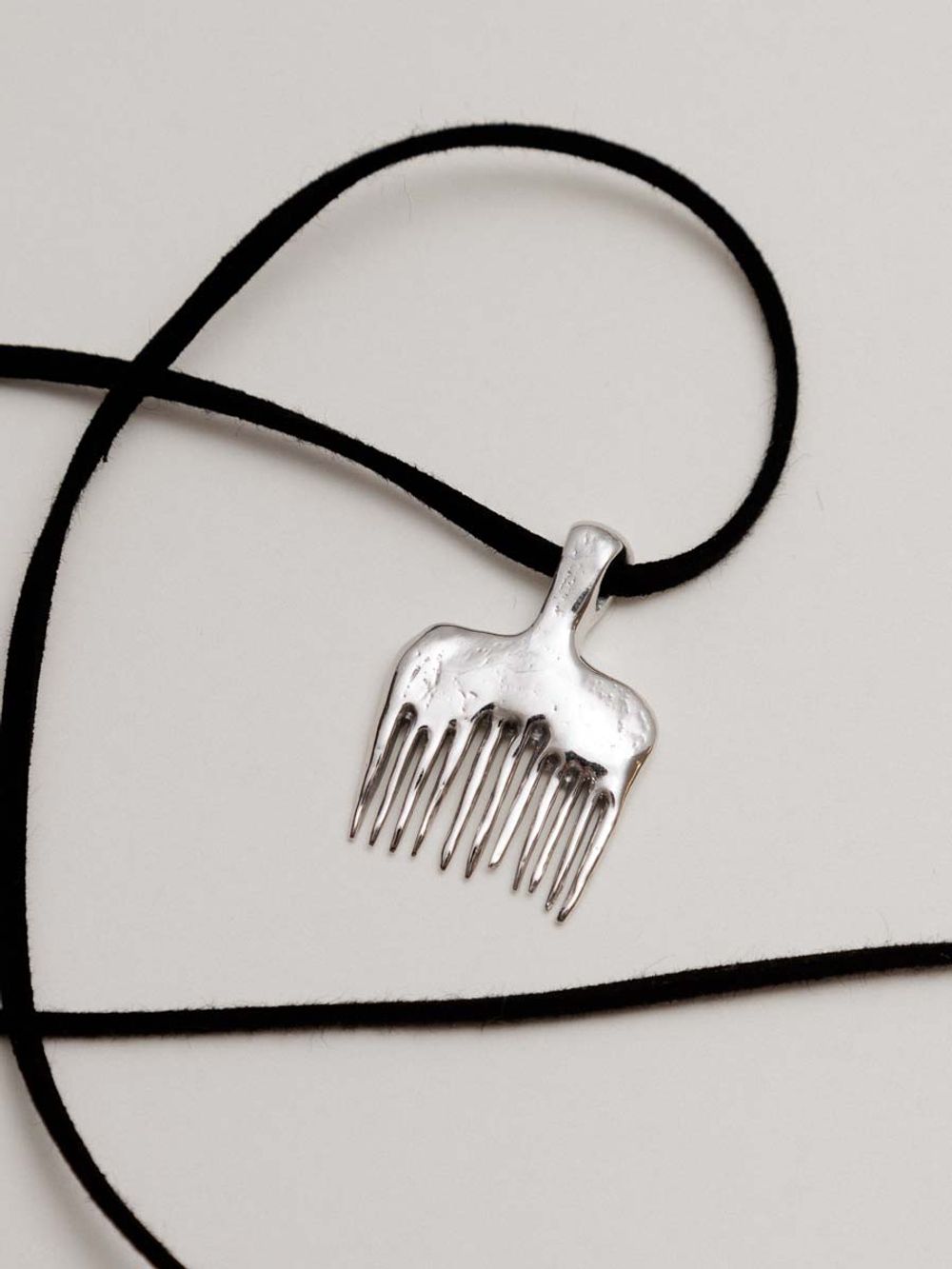 Подвеска Чесало на шнурке