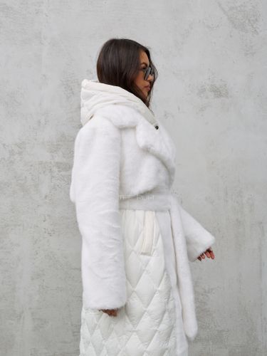 Белый комбинированный пуховик с капюшоном и поясом