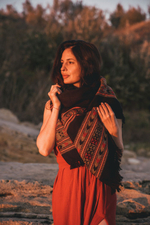 Шерстяной палантин с вышивкой (черный)