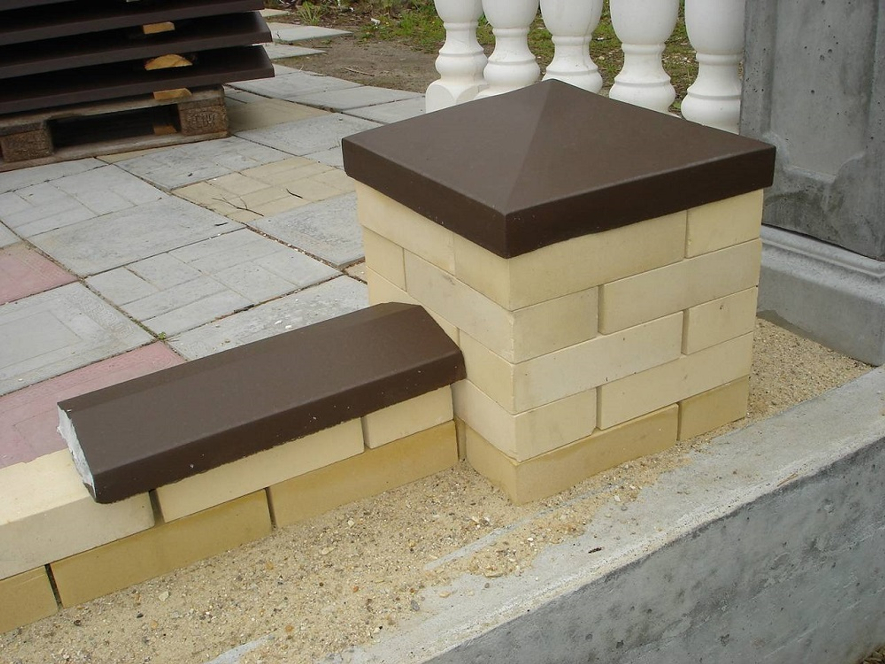 Бетонные колпаки на столбы забора – зачем нужны и какие бывают