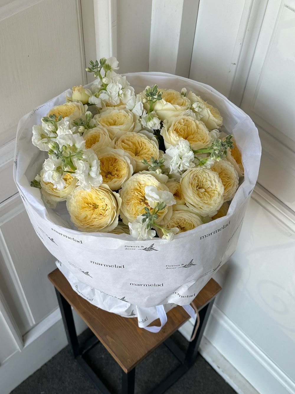 Букет сборный из кустовых пионовидных роз и маттиолы