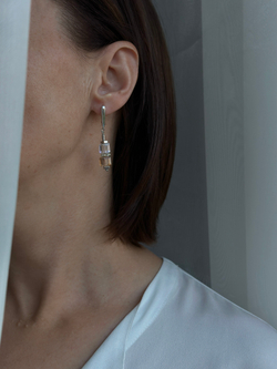 Серьги из телесных и прозрачных кубиков Swarovski с кристаллами, оттенок серебро