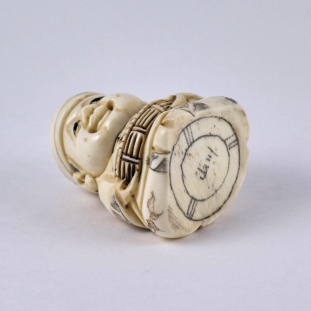 Нэцкэ Ребенок Карако с корзиной рыбы