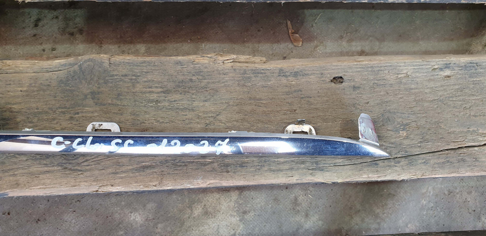 Молдинг решетки радиатора Mercedes C (W205) 18-23 Б/У Оригинал A2058880673