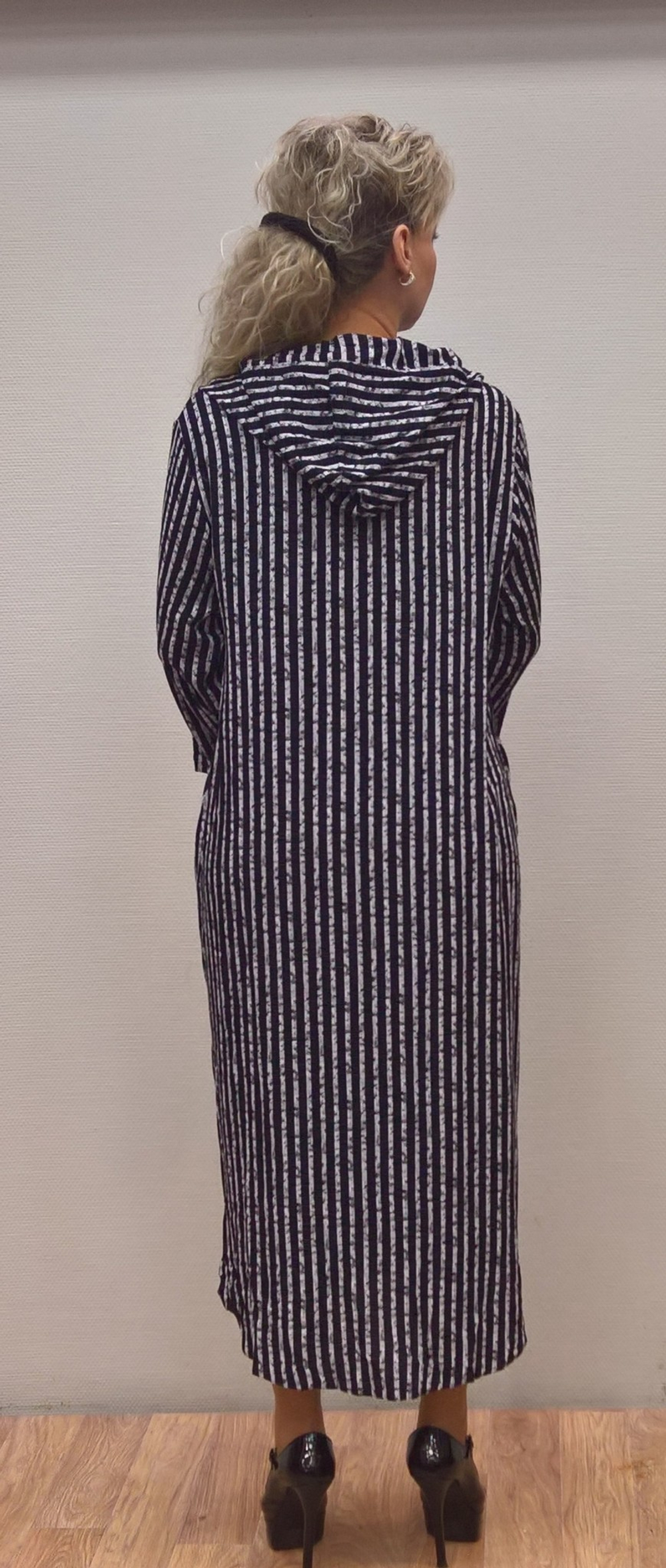 Длинное платье в мелкую белую полоску с капюшоном