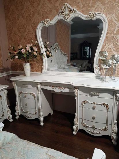 Стол туалетный  АННА МАРИЯ  с пуфом