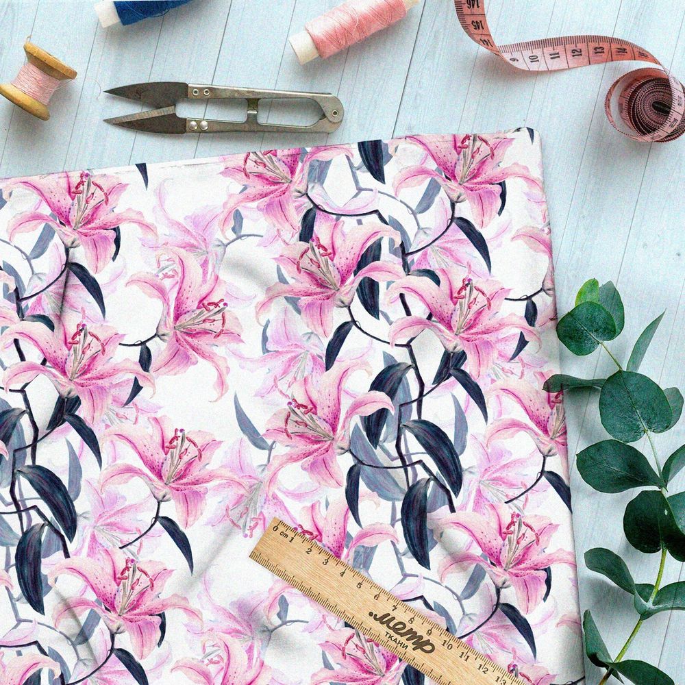 Ткань муслин розовые лилии с синей листвой на белом фоне