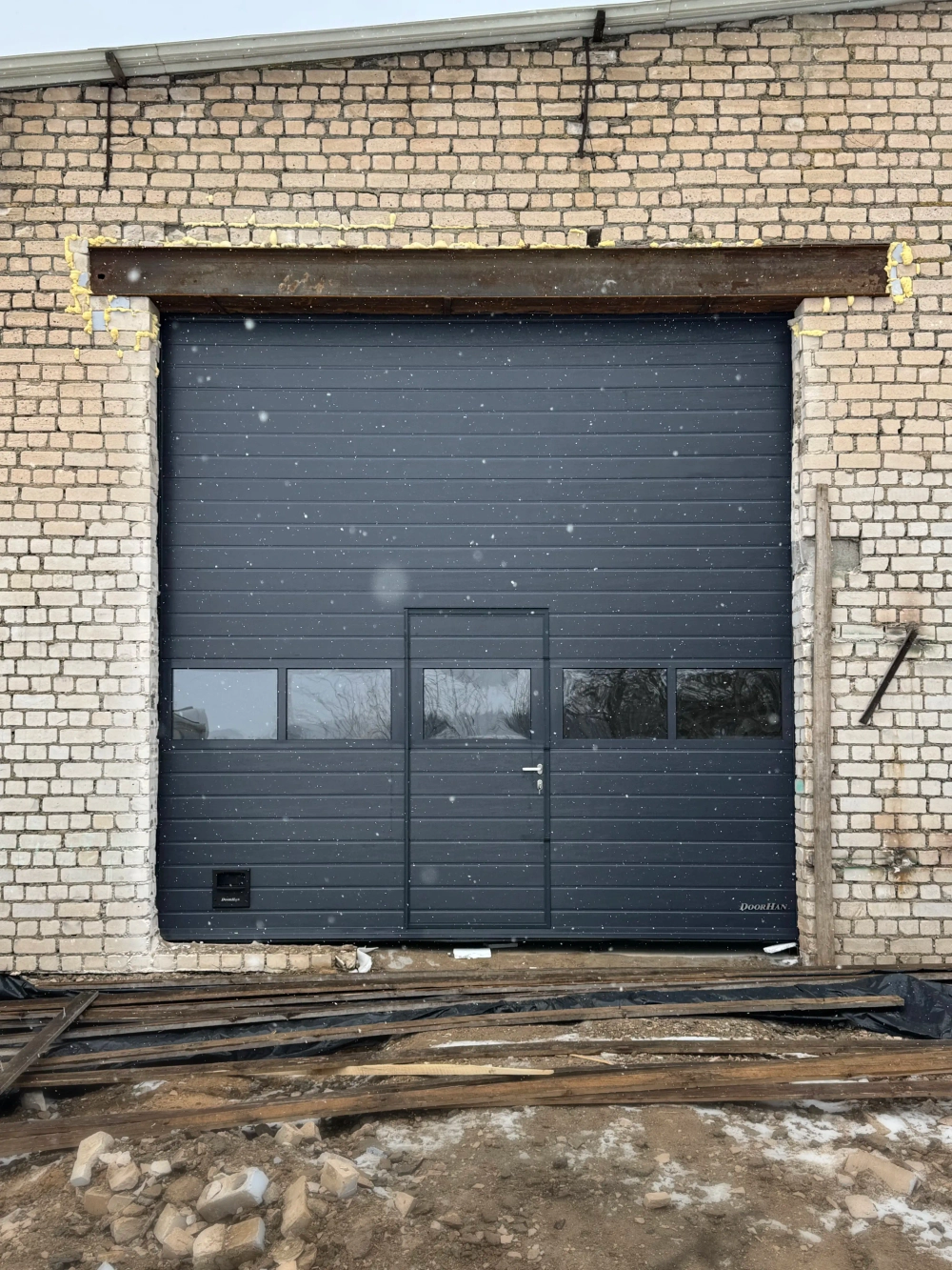 Секционные ворота с калиткой