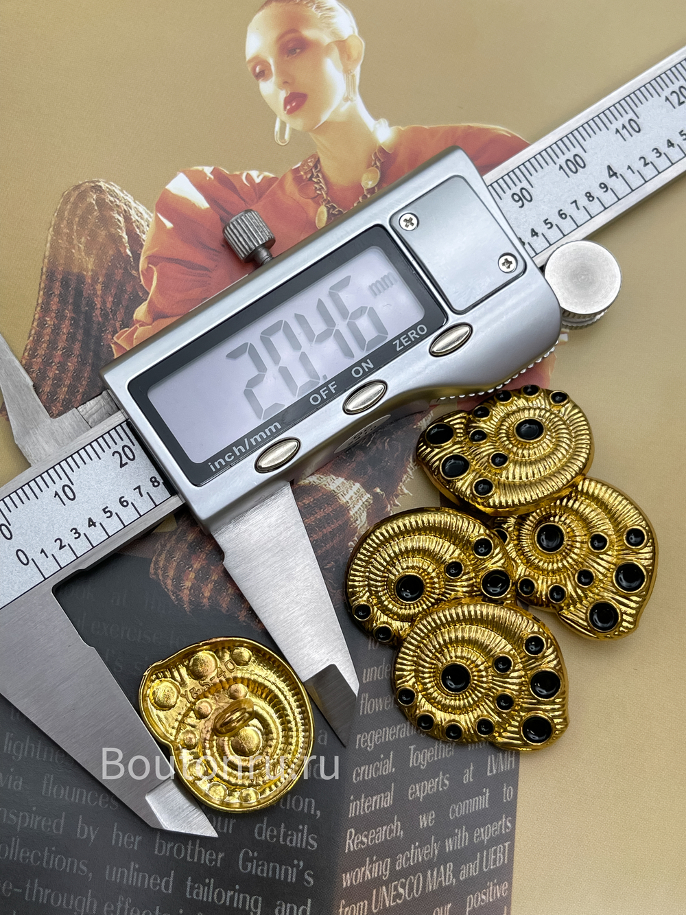 Пуговицы Скиапар. золотистые с черной эмалью в форме ракушки