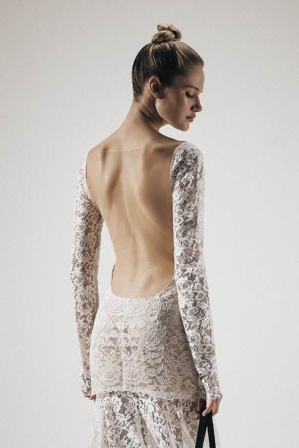 Платье макси корсетное из кружева с открытой спиной