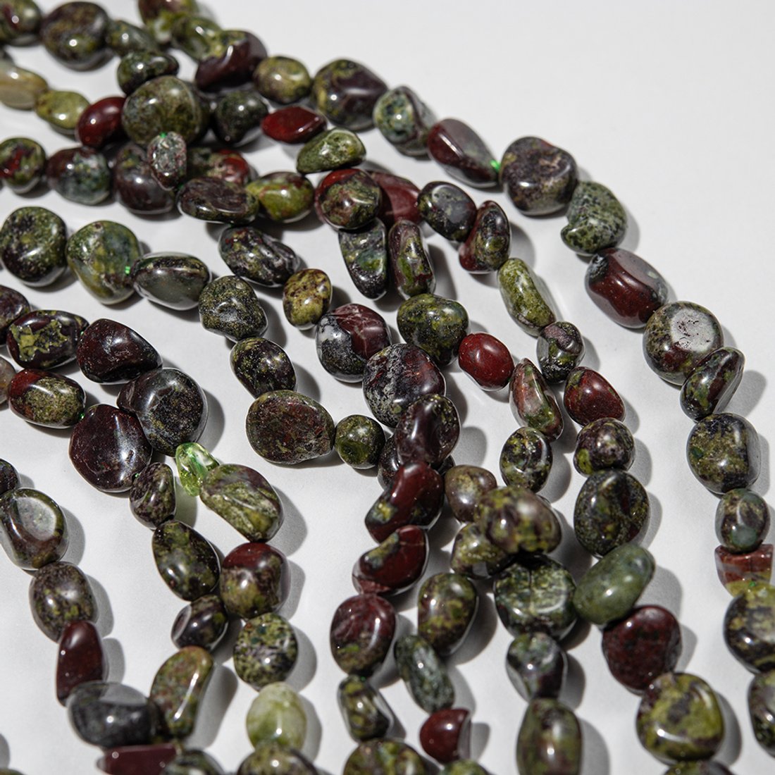 Эпидот (яшма "Кровь дракона") натуральный, фриформ, 6-8мм