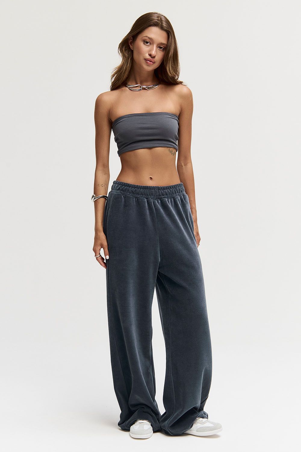 Широкие брюки на резинке из велюровой ткани графитового цвета