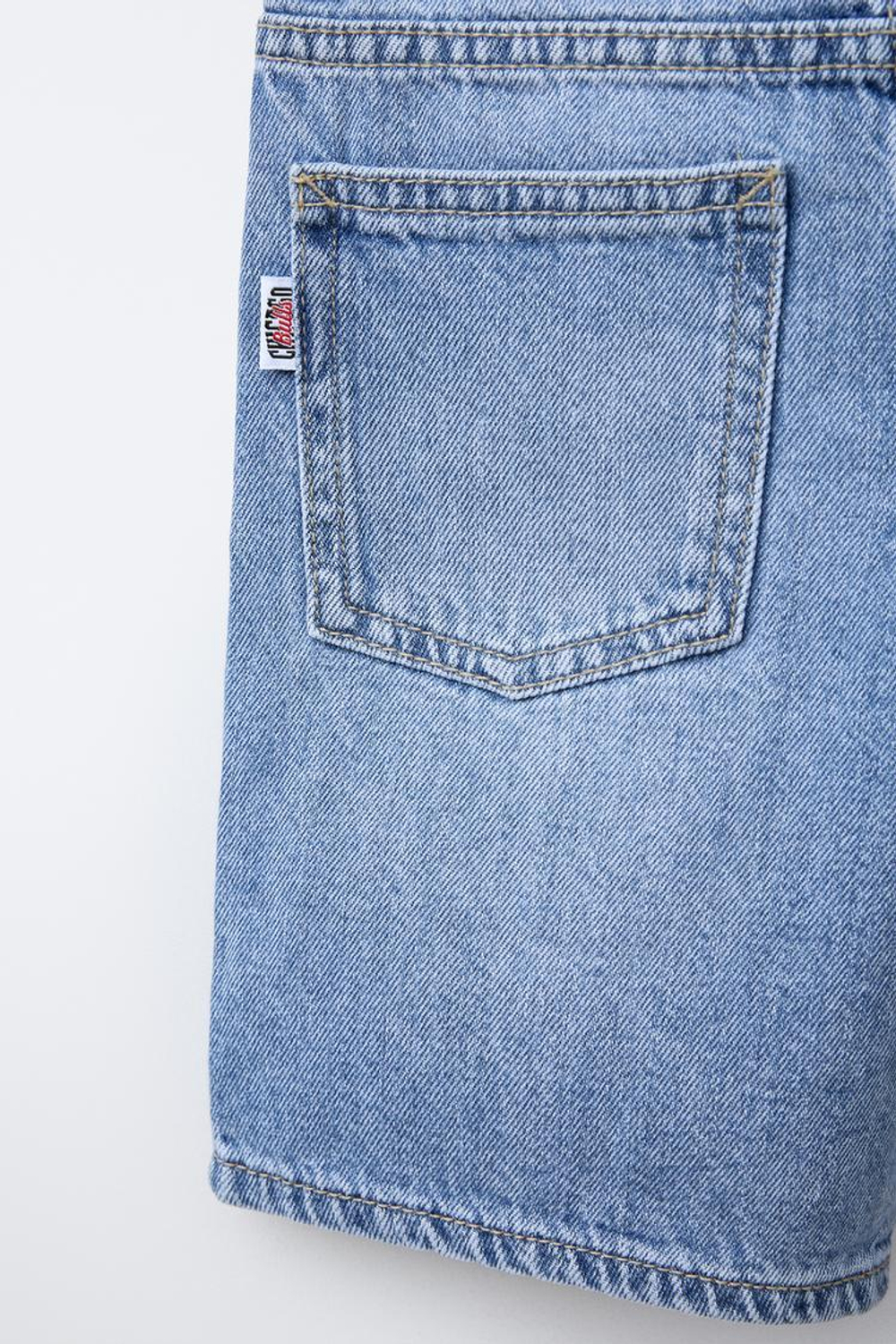 ZARA ДЖИНСОВЫЕ ШОРТЫ-БЕРМУДЫ CHICAGO BULLS NBA ©, ГОЛУБОЙ