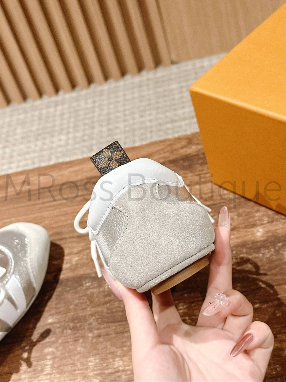 Женские кроссовки Louis Vuitton Sneakerina серебряного цвета с инициалами