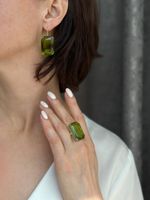 Серьги прямоугольные кристаллы зеленого бутылочного оттенка, фурнитура золото