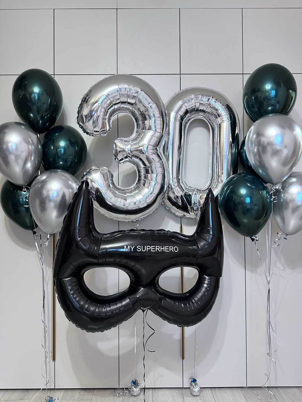 Маска бетмена с цифрами и воздушными шарами