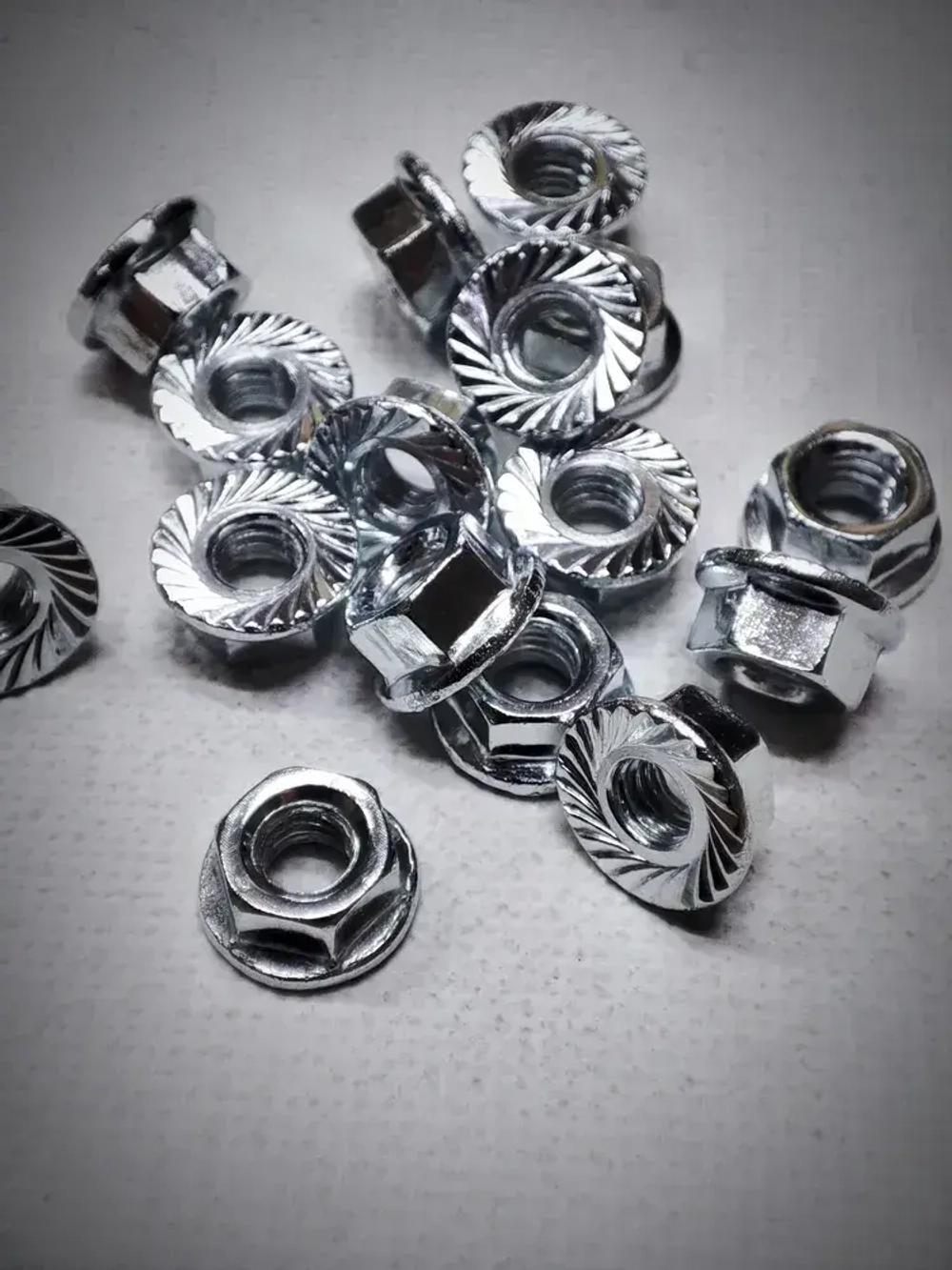 Гайка М4 с фланцем шестигранная, DIN6923 - 20 штук, стальная (оцинкованная) зубчатая, размер под ключ - 7мм