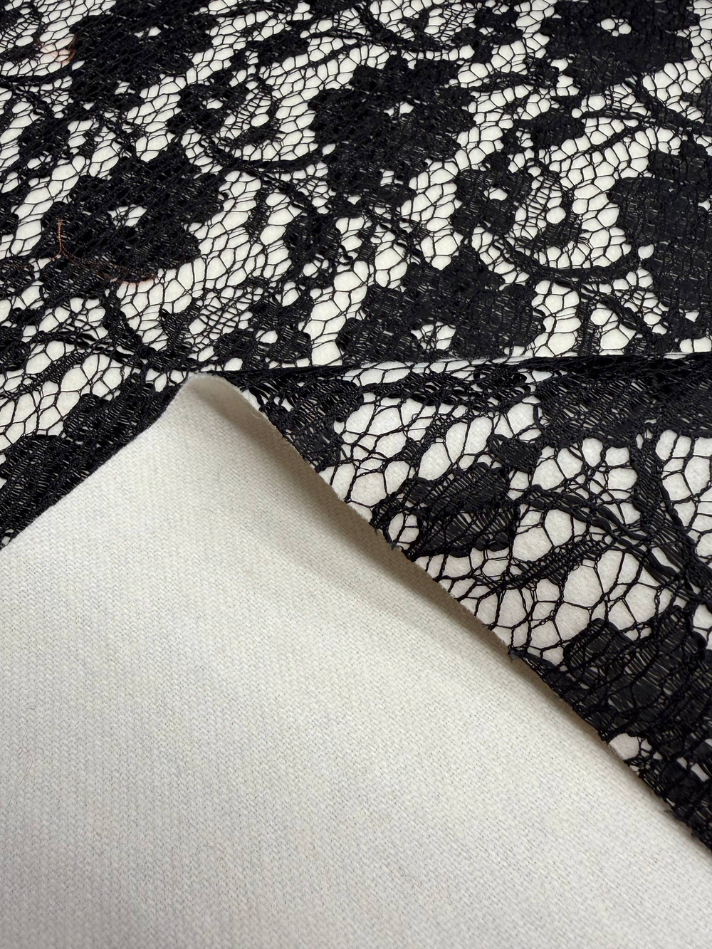 Шерсть с п/а пальтовая молочная с черным кружевным узором