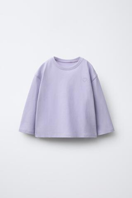 ZARA БАЗОВАЯ ФУТБОЛКА С ВЫШИТЫМ СЕРДЦЕМ, СВЕТЛО-СИРЕНЕВЫЙ