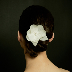 Заколка-пион из белого шелка
