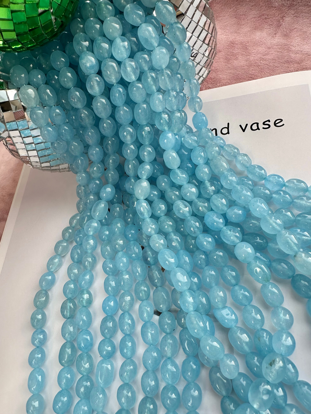 Нить бусин из тонированного кварца 8-9мм (галтовка)