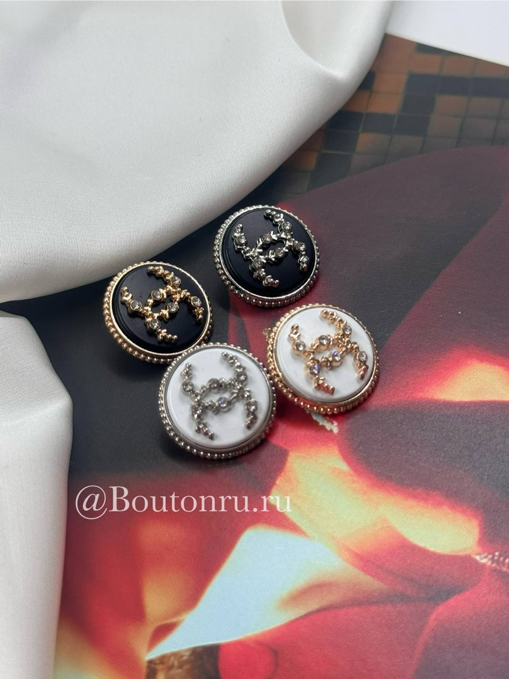 Пуговицы Шан. Белые серебро 20 мм матовые