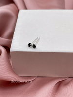 Серьги гвоздики серебристые с черным стразом