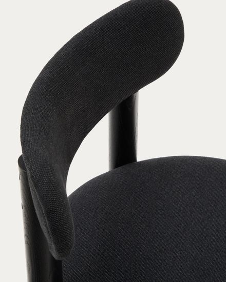 Стул Nebai из черной синели с каркасом из массива дуба и черной отделкой FSC MIX Credit Испания La Forma