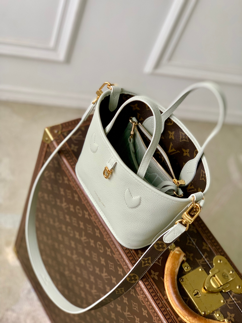 Louis Vuitton Neverfull Bandouliere Inside Out BB
