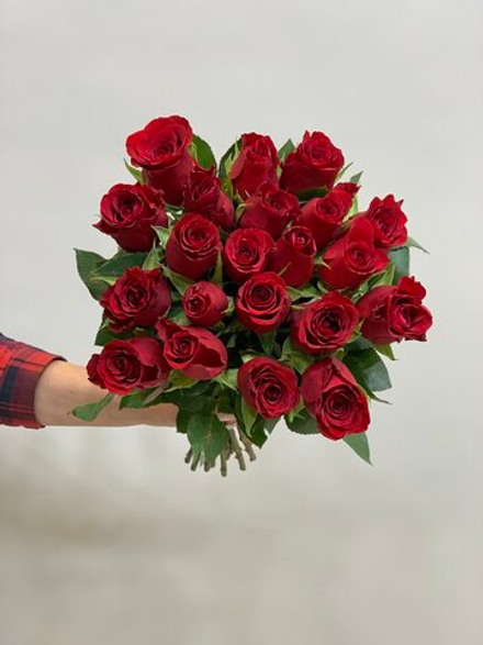 Букет 21 роза Кения 40 см в ленте красные