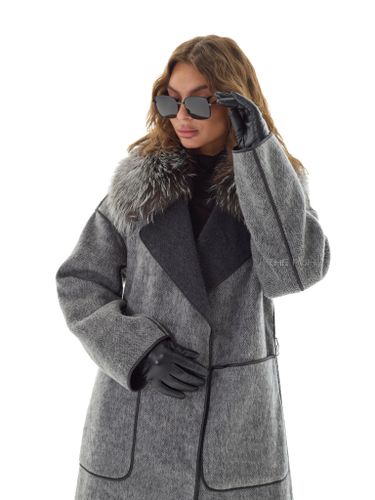 Серое пальто на поясе с меховым воротником