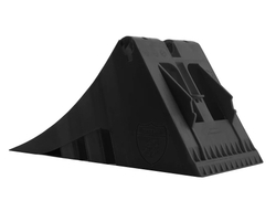 Черный противооткатный упор для грузового автомобиля