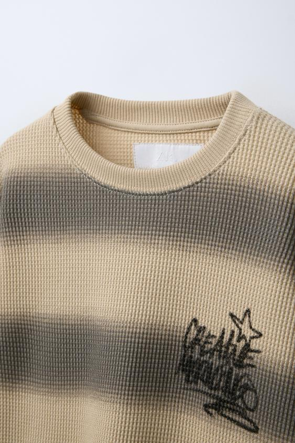 ZARA ФУТБОЛКА ИЗ РЕЛЬЕФНОЙ ТКАНИ В ПОЛОСКУ, ПЕСОЧНЫЙ