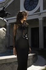 Платье миди из сатина и кружева драпированное с кольцом и пряжкой