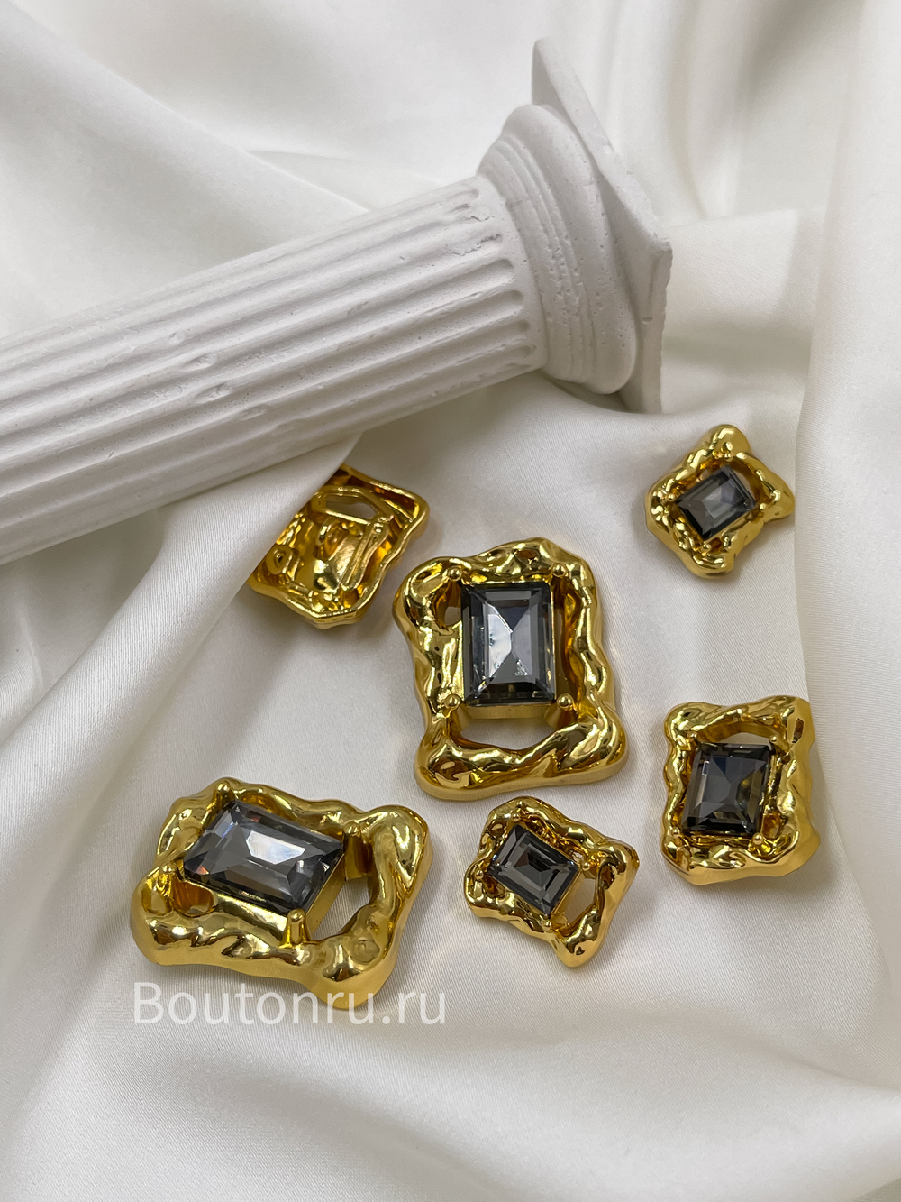 Пуговицы прямоугольные золотые с камнем мятый металл