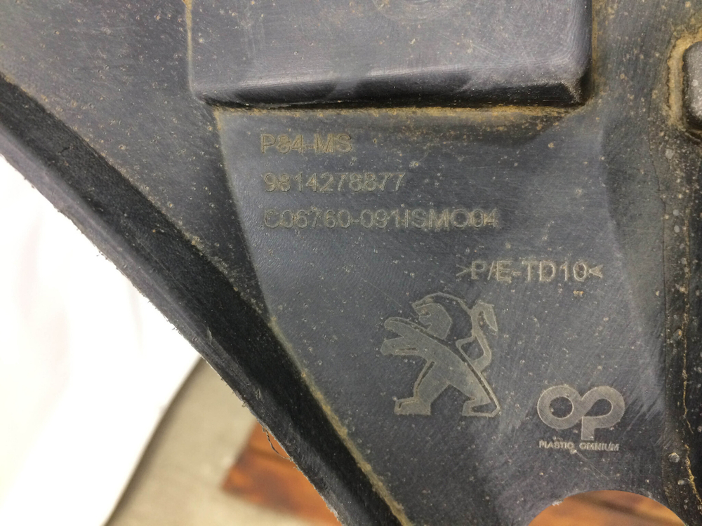 Кронштейн решетки радиатора Peugeot 3008 2 16-20 Б/У Оригинал 9814278877