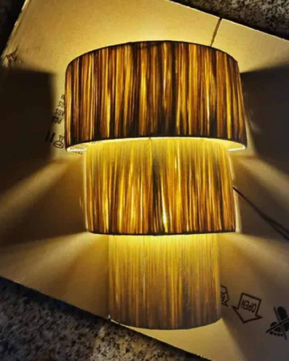 Настенное бра с многоуровневым абажуром из натуральной рафии