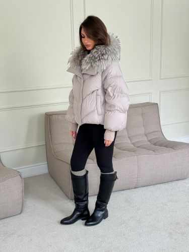 Короткий бежевый пуховик с меховым воротником