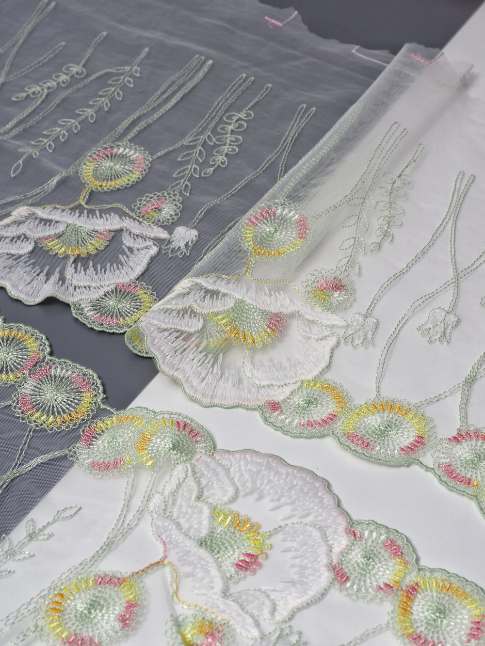 Вышивка на сетке бледно-зеленая с мультиколор ширина 21 см (2 стороны)