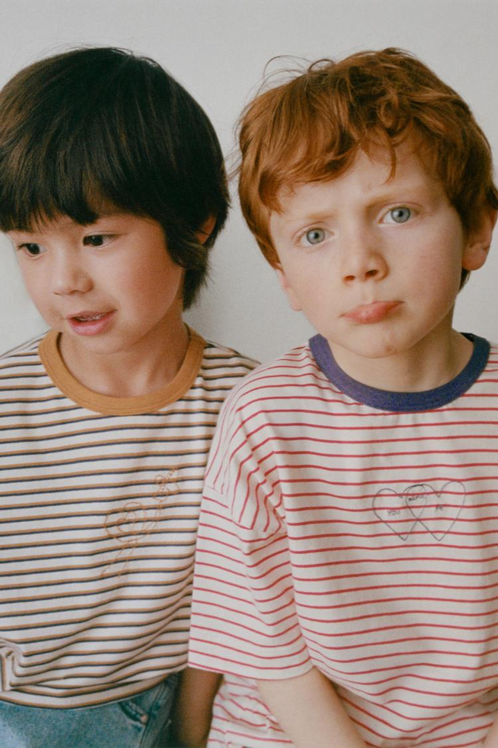 ZARA ФУТБОЛКА В ПОЛОСКУ ORFAYO ©, ЭКРЮ/КРАСНЫЙ