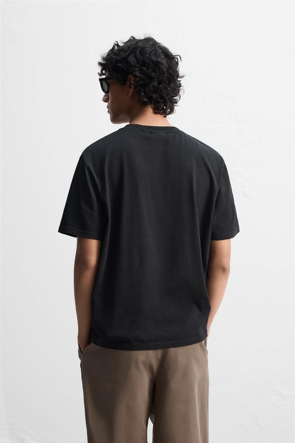 ZARA ФУТБОЛКА КЛАССИЧЕСКОГО КРОЯ СРЕДНЕЙ ПЛОТНОСТИ, ЧЕРНЫЙ