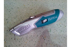 Нож с выдвижным трапециевидным лезвием TOTAL TG5126101