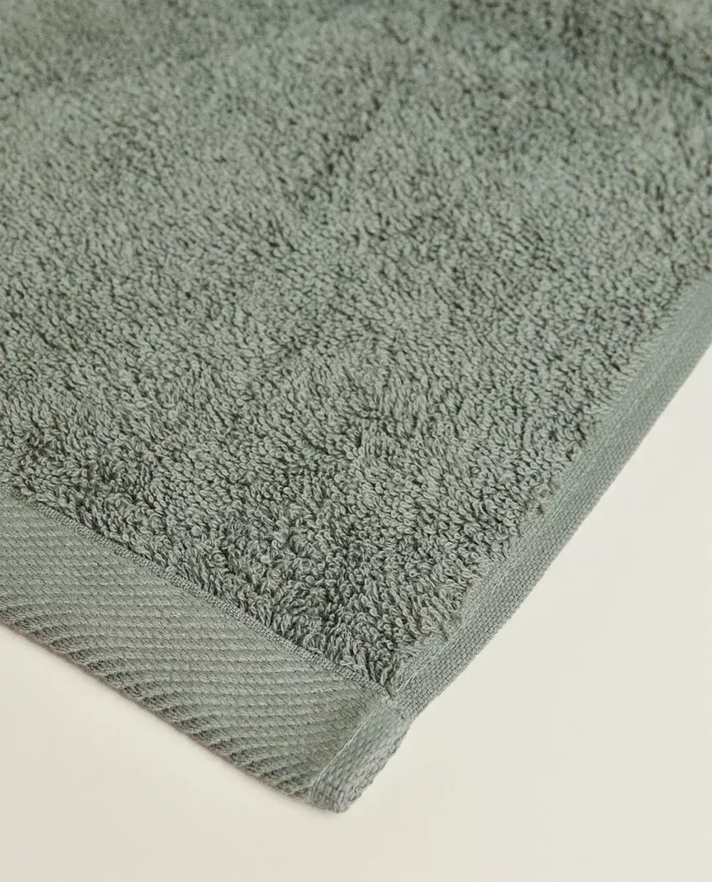 ZARA HOME ОДНОТОННОЕ ПОЛОТЕНЦЕ, ЗЕЛЕНЫЙ