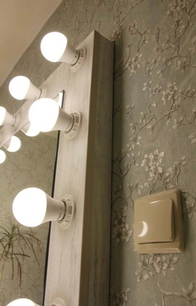 Комод с макияжным зеркалом