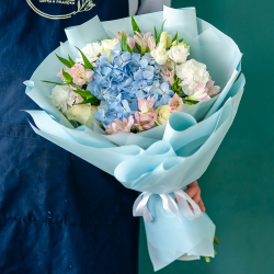 Сборный букет с голубой гортензией