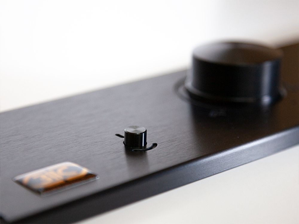 лицевая панель из фрезерованного алюминия для лампового усилителя