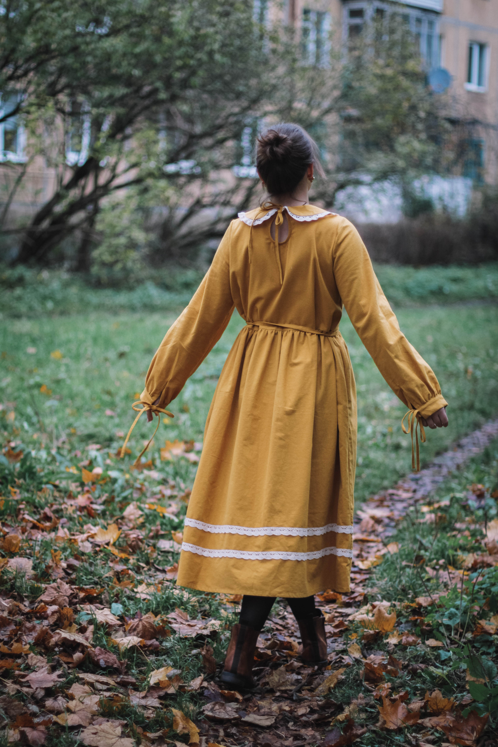 Винтажное платье желтого цвета с кружевом